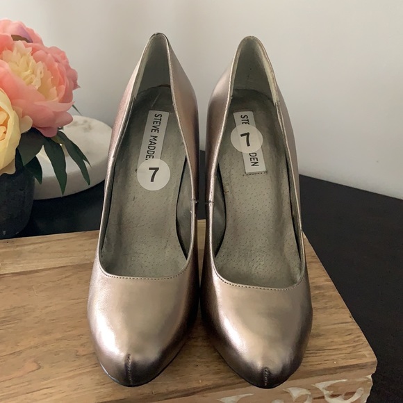 Steve Madden Platinum Metallic Heels - Picture 2 of 8